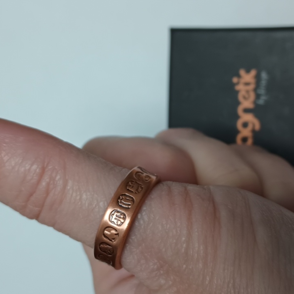 NIB MAGNETIC BY DESIGN ZODIAC SIGN PATTERN RING - Picture 2 of 4